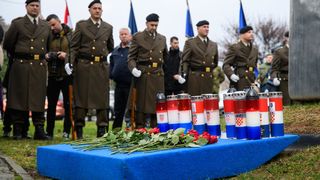 Zadar: Odavanje počasti kod spomenika hrvatskim braniteljima povodom obljetnice VRO Maslenica Zadar: Odavanje počasti kod spomenika hrvatskim braniteljima povodom obljetnice VRO Maslenica