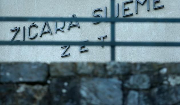 Zicara Sljeme na zagrebackoj Medvednici pustena je u promet 27. srpnja 1963. godine, a za promet je zatvorena sredinom 2007. godine (sluzbeno je zatvorena 1. srpnja), nakon kvara na elektromotoru (5. lipnja) za koji je procijenjeno da je neisplativ za san