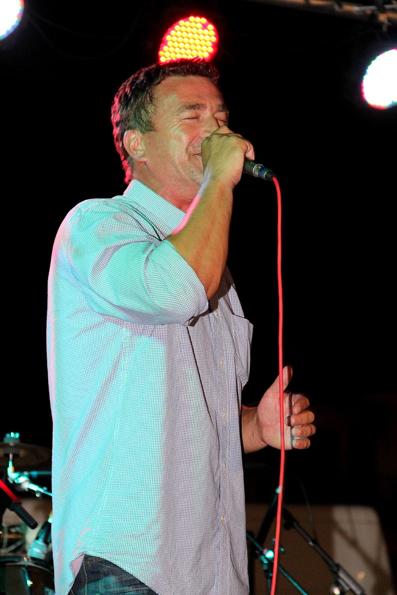 Na Stanovima se Kraljica mira slavi već preko 20 godina, a sinoćnjim misnim slavljem, procesijom i kasnije koncertom na školskom igralištu Stanarci su proslavili još jednu feštu. Koncert su održali grupa Dalmatico i Ivica Sikirić Ićo, foto: I. Perinčić Na Stanovima se Kraljica mira slavi već preko 20 godina, a sinoćnjim misnim slavljem, procesijom i kasnije koncertom na školskom igralištu Stanarci su proslavili još jednu feštu. Koncert su održali grupa Dalmatico i Ivica Sikirić Ićo, foto: I. Perinčić