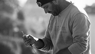 Ribar krpa mrižu svoju (foto:Saša Čuka) Ribar krpa mrižu svoju (foto:Saša Čuka)