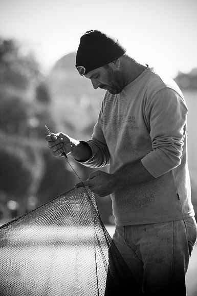 Ribar krpa mrižu svoju (foto:Saša Čuka) Ribar krpa mrižu svoju (foto:Saša Čuka)