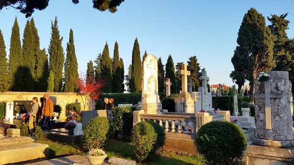 Uoči blagdana Svih svetih brojni su Zadrani posjetili Gradsko groblje i uredili počivališta najmilijih i okitili ih cvijećem, Foto: M. Malik Uoči blagdana Svih svetih brojni su Zadrani posjetili Gradsko groblje i uredili počivališta najmilijih i okitili ih cvijećem, Foto: M. Malik