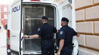 Privođenje muškarca osumnjičenog za bombaške napade na PU zadarsku Privođenje muškarca osumnjičenog za bombaške napade na PU zadarsku