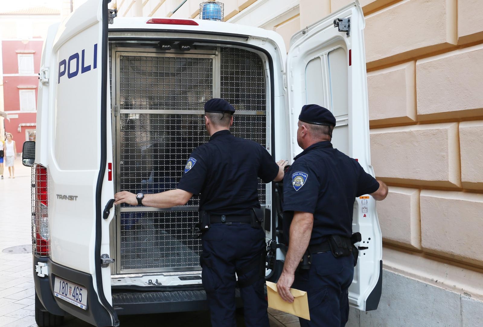 Privođenje muškarca osumnjičenog za bombaške napade na PU zadarsku Privođenje muškarca osumnjičenog za bombaške napade na PU zadarsku