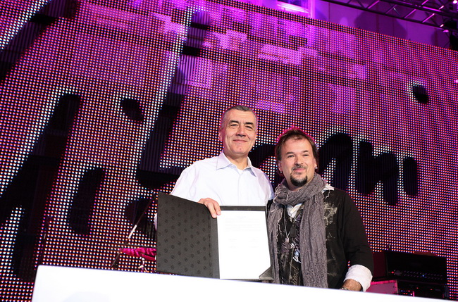 Zagreb, 031209.
Premijera spota za hit singl “Zedjam” Zlatana Stipisica Gibannija u Hrvatskom drzavnom arhivu. Na promociji je Gibonni potpisao ugovor s T Mobilom.
Na slici: Ivica Mudrinic i Gibonni.
Foto: Sandra Simunovic / CROPIX Zagreb, 031209.
Premijera spota za hit singl “Zedjam” Zlatana Stipisica Gibannija u Hrvatskom drzavnom arhivu. Na promociji je Gibonni potpisao ugovor s T Mobilom.
Na slici: Ivica Mudrinic i Gibonni.
Foto: Sandra Simunovic / CROPIX