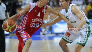 Katowice, 180909.
Dvorana Sport Arena Spodek.
Europsko prvenstvo u kosarci u Poljskoj, cetvrtfinale izmedju Slovenije i Hrvatske.
Na slici: Roko Leni Ukic i Jaka Lakovic..
Foto: Drago Sopta  / CROPIX