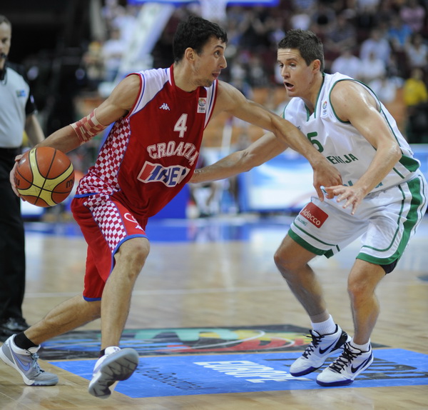 Katowice, 180909.
Dvorana Sport Arena Spodek.
Europsko prvenstvo u kosarci u Poljskoj, cetvrtfinale izmedju Slovenije i Hrvatske.
Na slici: Roko Leni Ukic i Jaka Lakovic..
Foto: Drago Sopta  / CROPIX