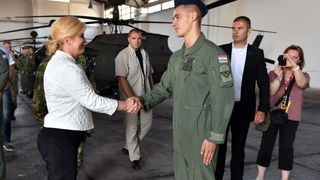Predsjednica Grabar-Kitarović na predstavljanju novih helikoptera Kiowa Warriors u 93. Zrakoplovnoj bazi u Zemuniku. Photo: Dino Stanin/PIXSELL Predsjednica Grabar-Kitarović na predstavljanju novih helikoptera Kiowa Warriors u 93. Zrakoplovnoj bazi u Zemuniku. Photo: Dino Stanin/PIXSELL