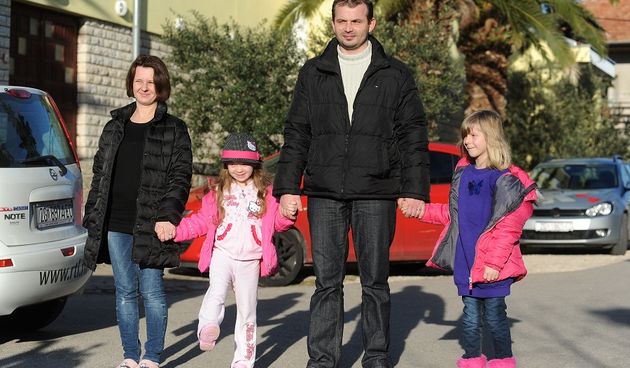 Zadar, 12.01.2013 Malena Stephanie Milda se nakon uspjesne operacije s obitelji vratila iz Chicaga u Hrvatsku. Petogodisnja djevojcica u Chicagu je operirana zbog Arnold-Chiari malformacije, i to zahvaljujuci velikoj humanitarnoj akciji u kojoj je u samo