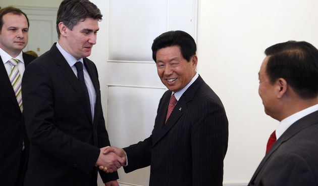 Zagreb, 230412.
Vlada.
Predsjednik Vlade Republike Hrvatske Zoran Milanovic i ministar pomorstva, prometa i infrastrukture Sinisa Hajdas Doncic sastali su se s predstavnicima kineske brodarske kompanije China Ocean Shipping Company zainteresirane za kupnj