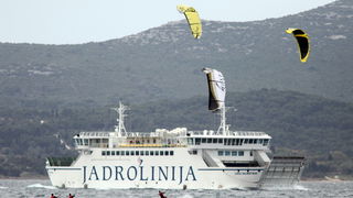 Zadar, 040410.
Na zadarskoj rivi u organizaciji kluba kluba Spinaker odrzala se prva medjunarodna kitesurfing regata, uz sudjelovanje natjecatelja iz Hrvatske, Ceske, Austrije i Slovenije. 
Na fotografiji natjecanje u zadarskom kanalu.
Foto: Vladimir Ivan
