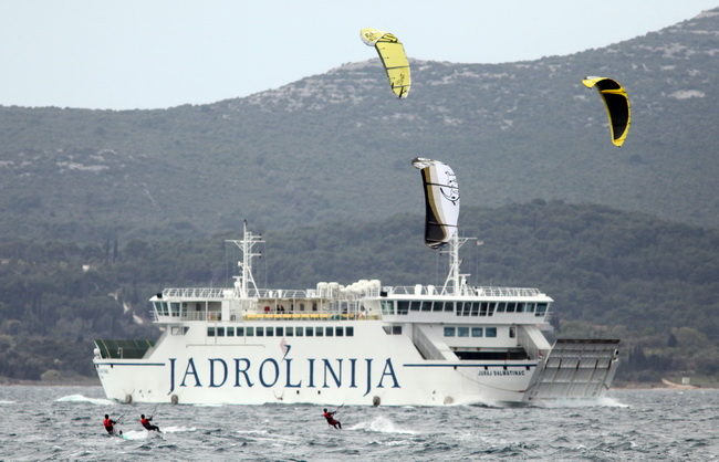 Zadar, 040410.
Na zadarskoj rivi u organizaciji kluba kluba Spinaker odrzala se prva medjunarodna kitesurfing regata, uz sudjelovanje natjecatelja iz Hrvatske, Ceske, Austrije i Slovenije. 
Na fotografiji natjecanje u zadarskom kanalu.
Foto: Vladimir Ivan