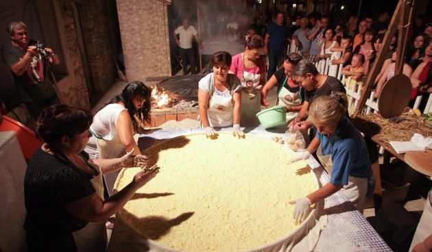 28.07.2013., Benkovac – Benkovacki prisnac je vec odavno puno vise od obicnog jela, autohtona delicija Bukovice i Ravnih kotara, jednostavna, a opet tako dobra. Stoljecima se sprema na ovim prostorima i jedno je od najprepoznatljivijih jela ovoga kraja.