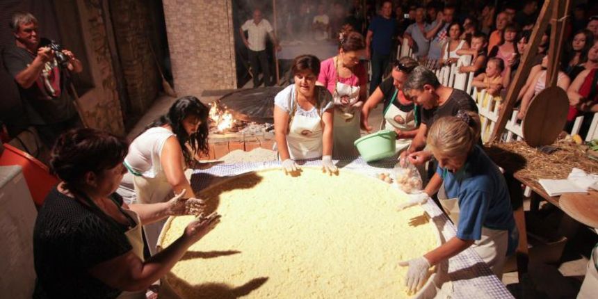 28.07.2013., Benkovac – Benkovacki prisnac je vec odavno puno vise od obicnog jela, autohtona delicija Bukovice i Ravnih kotara, jednostavna, a opet tako dobra. Stoljecima se sprema na ovim prostorima i jedno je od najprepoznatljivijih jela ovoga kraja. 28.07.2013., Benkovac – Benkovacki prisnac je vec odavno puno vise od obicnog jela, autohtona delicija Bukovice i Ravnih kotara, jednostavna, a opet tako dobra. Stoljecima se sprema na ovim prostorima i jedno je od najprepoznatljivijih jela ovoga kraja.