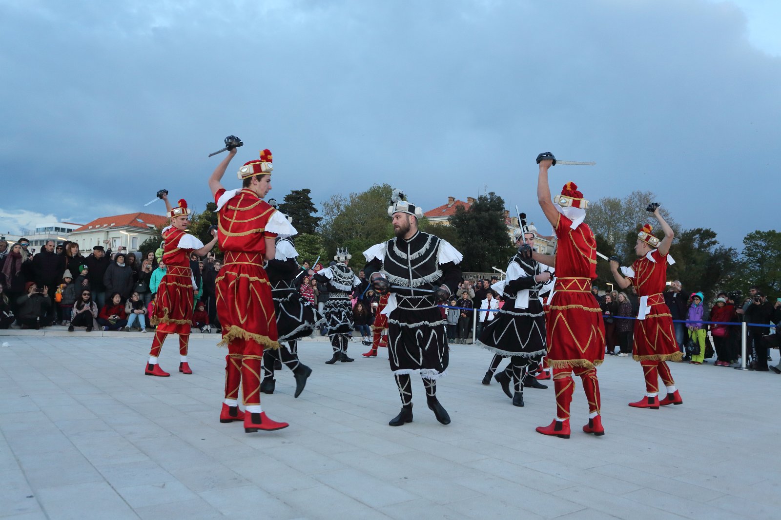 HGD Sv. Cecilija izvelo korčulanski viteški ples “Moreška” na Pozdravu suncu