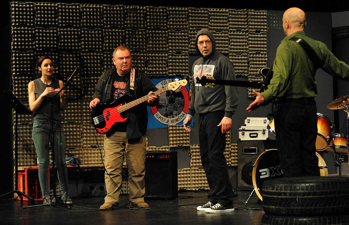 Zadar, 13.3.2014. snimio: Nenad Marčev 
Borivoj Radaković 
GRUPA 
redatelj: Mario Kovač 
igraju: Sreten Mokrović, Ranko Zidarić, 
Ivica Zadro i Iva Visković 
Kazalište KNAP (Kazalište na Peščenici) 
Dvorana HNK Zadar