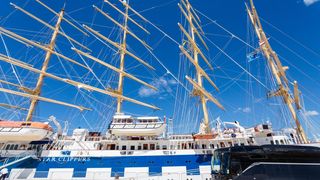 Velicanstveni jedrenjak Royal Clipper na Pozdravu suncu Velicanstveni jedrenjak Royal Clipper na Pozdravu suncu