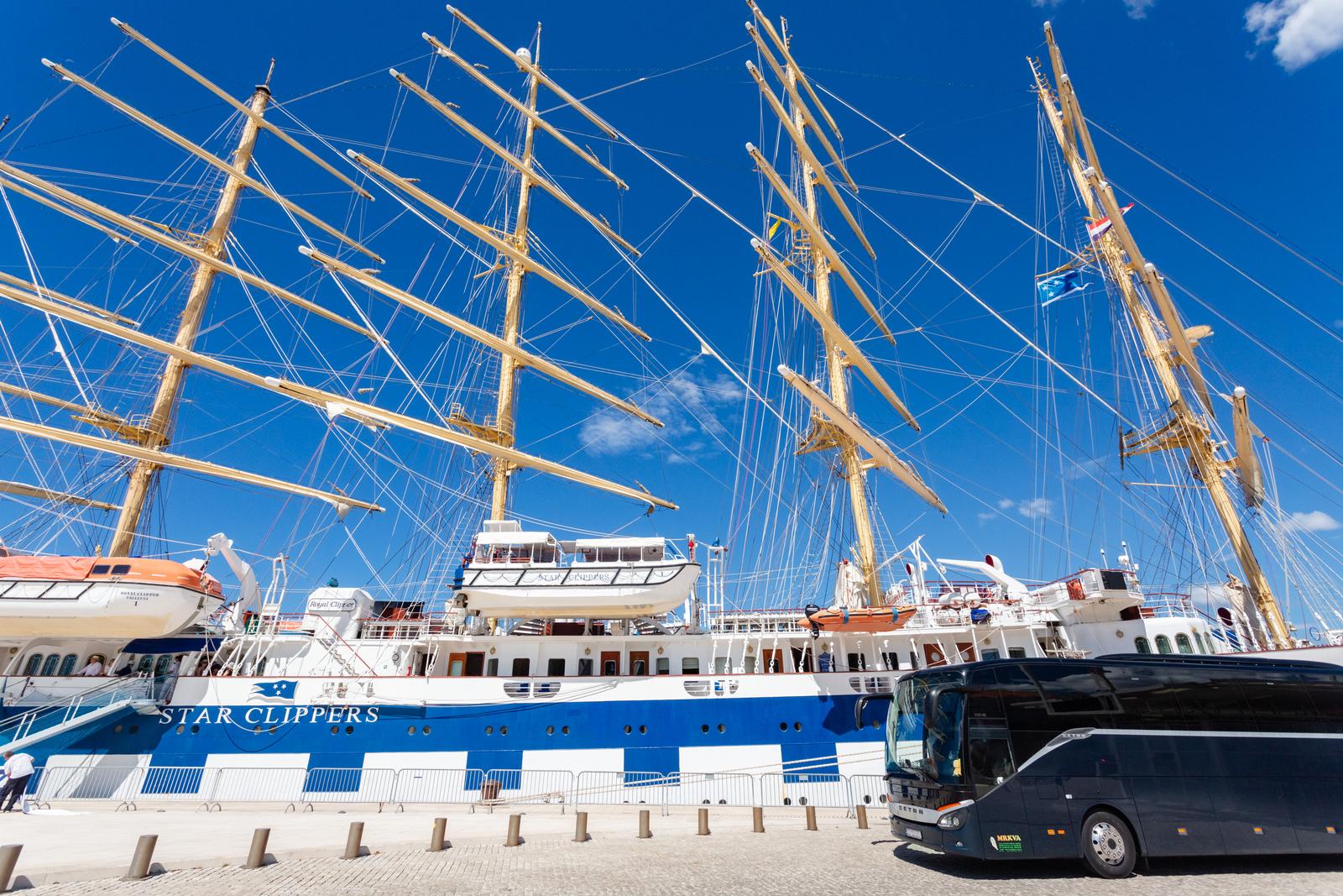 Velicanstveni jedrenjak Royal Clipper na Pozdravu suncu Velicanstveni jedrenjak Royal Clipper na Pozdravu suncu