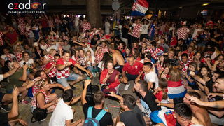 Čudesna noć: Velika fešta ulicama Zadra nakon plasmana Vatrenih u finale SP Čudesna noć: Velika fešta ulicama Zadra nakon plasmana Vatrenih u finale SP