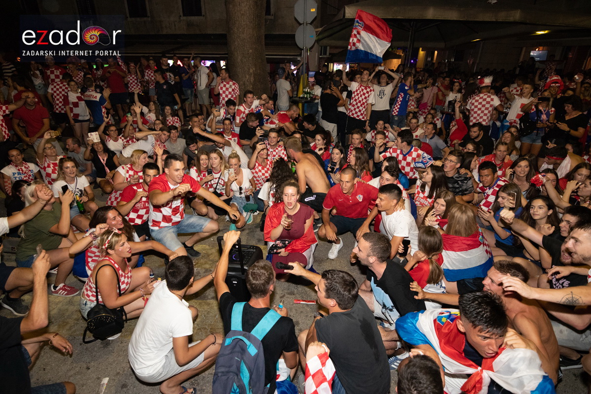 Čudesna noć: Velika fešta ulicama Zadra nakon plasmana Vatrenih u finale SP Čudesna noć: Velika fešta ulicama Zadra nakon plasmana Vatrenih u finale SP