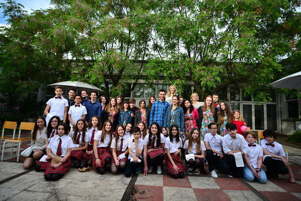 Kazališna udruga “Igrajmo se” predstavila je dramsku igru “Coffee to go” u atriju Gradske knjižnice Zadar