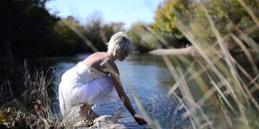 Marina Tomašević snimila video spot na rijeci Zrmanji, Foto: youtube screenshot Marina Tomašević snimila video spot na rijeci Zrmanji, Foto: youtube screenshot