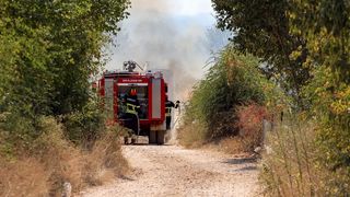 Veliki požar kod Smokovića zahvatio i parkirane automobile