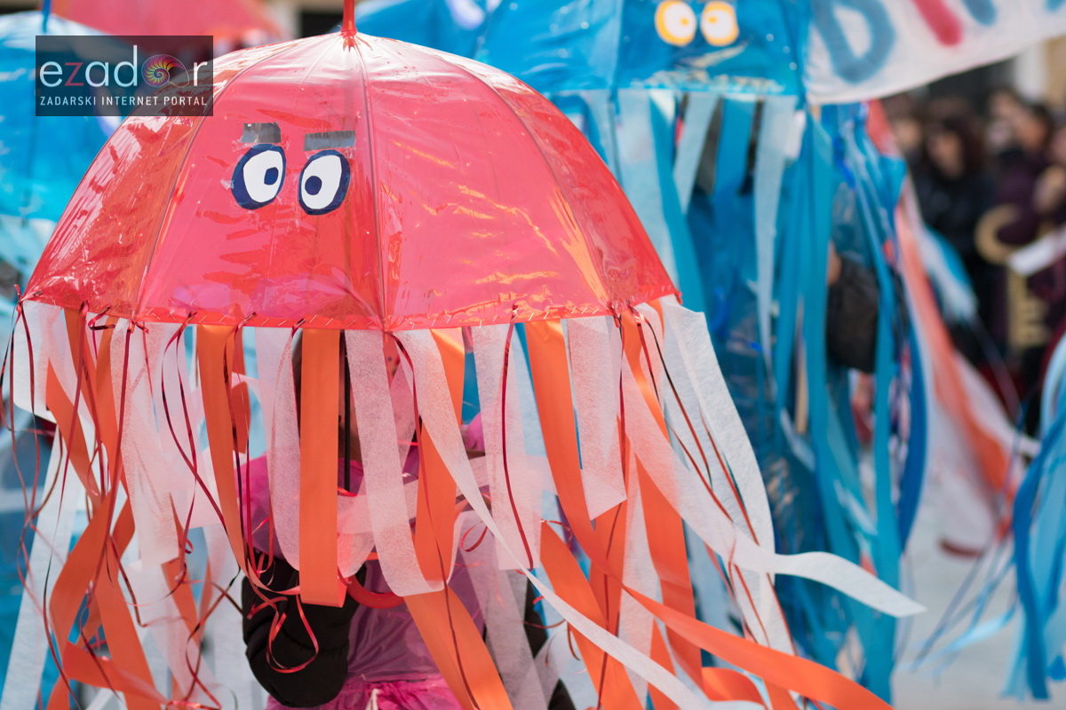 Zadarski karneval 2018: Povorka maškaranih skupina od Gradskih vrata preko Foruma do Narodnog trga Zadarski karneval 2018: Povorka maškaranih skupina od Gradskih vrata preko Foruma do Narodnog trga