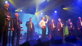 Zvuci klapske pjesme, riba na mnoštvo načina, sretna lica posjetitelja slika su ribljeg dana na prvom Jarun Piknik festivalu. Tomislav Bralić i klapa Intrade, Marijan Ban i Diktatori u Zagreb su donijeli dašak svježeg morskog zraka.