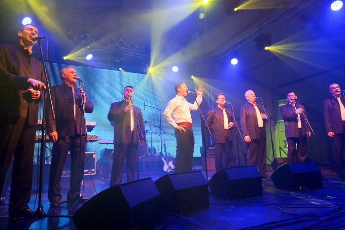 Zvuci klapske pjesme, riba na mnoštvo načina, sretna lica posjetitelja slika su ribljeg dana na prvom Jarun Piknik festivalu. Tomislav Bralić i klapa Intrade, Marijan Ban i Diktatori u Zagreb su donijeli dašak svježeg morskog zraka.