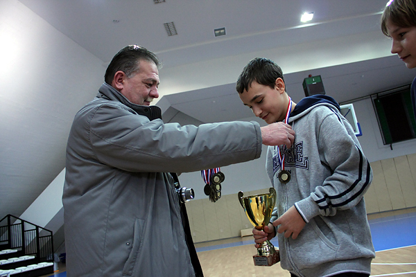 Podjela medalja na Božićnom košarkaškom turniru