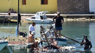 Ražančani saniraju štete nakon orkanske bure. Photo: Dino Stanin/PIXSELL