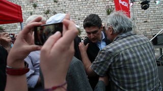 Zadar, 120513.
Trg pet bunara, Poluotok. 
Predizborni skup SDP-a na kojem je sudjelovao predsjednik stranke Zoran Milanovic. Na skupu je predstavljen i kandidat za gradonacelnika Zadra Ivo Bilic. Na fotografiji: Zoran Milanovic.
Foto: Jure Miskovic / CROP