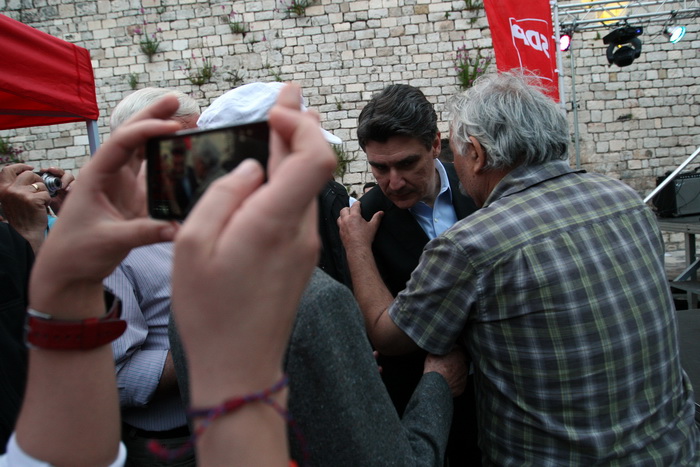 Zadar, 120513.
Trg pet bunara, Poluotok. 
Predizborni skup SDP-a na kojem je sudjelovao predsjednik stranke Zoran Milanovic. Na skupu je predstavljen i kandidat za gradonacelnika Zadra Ivo Bilic. Na fotografiji: Zoran Milanovic.
Foto: Jure Miskovic / CROP