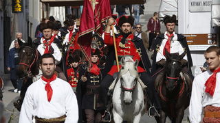 Zagreb, 181012.
Radiceva ulica.
Danas je, uzim centrom grada, marsirala pocasna satnija Kravat – pukovnije, i to povodom svjetskog dana kravate.
Foto: Damjan Tadic / CROPIX