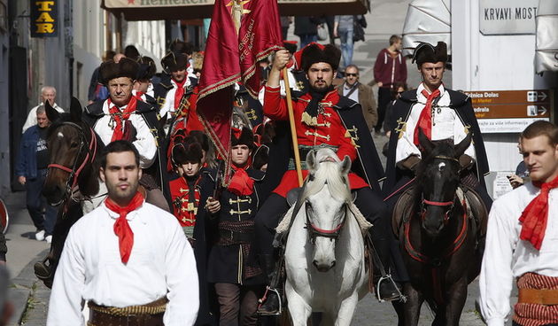 Zagreb, 181012.
Radiceva ulica.
Danas je, uzim centrom grada, marsirala pocasna satnija Kravat – pukovnije, i to povodom svjetskog dana kravate.
Foto: Damjan Tadic / CROPIX
