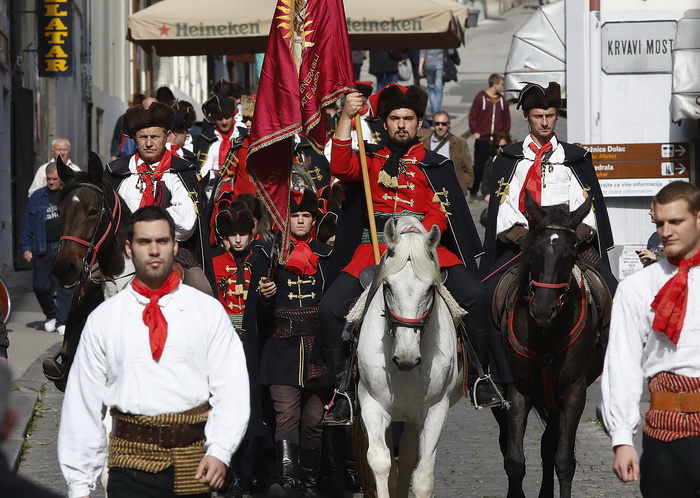 Zagreb, 181012.
Radiceva ulica.
Danas je, uzim centrom grada, marsirala pocasna satnija Kravat – pukovnije, i to povodom svjetskog dana kravate.
Foto: Damjan Tadic / CROPIX