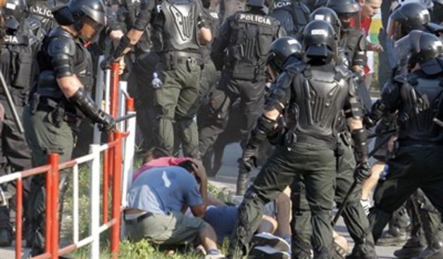 sukob policije i navijača (foto: Ante Čizmić/Cropix)