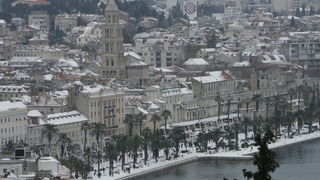 Split, 030212.
Nakon nekoliko godina, danima najavljivan snijeg pao je i na Splitskom podrucju. Iako je bio najavljen, Splicani nisu bili spremni na bijeli pokrivac, te im je on uz snaznu buru otezavao svakodnevni zivot. Gradski autobusi ne voze a skole, Split, 030212.
Nakon nekoliko godina, danima najavljivan snijeg pao je i na Splitskom podrucju. Iako je bio najavljen, Splicani nisu bili spremni na bijeli pokrivac, te im je on uz snaznu buru otezavao svakodnevni zivot. Gradski autobusi ne voze a skole,