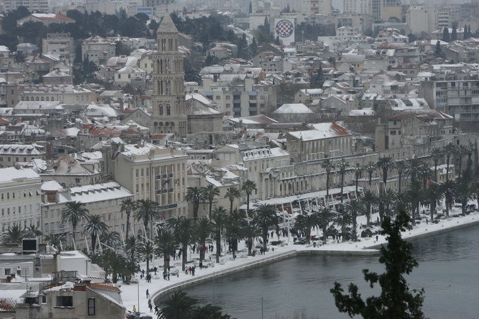 Split, 030212.
Nakon nekoliko godina, danima najavljivan snijeg pao je i na Splitskom podrucju. Iako je bio najavljen, Splicani nisu bili spremni na bijeli pokrivac, te im je on uz snaznu buru otezavao svakodnevni zivot. Gradski autobusi ne voze a skole, Split, 030212.
Nakon nekoliko godina, danima najavljivan snijeg pao je i na Splitskom podrucju. Iako je bio najavljen, Splicani nisu bili spremni na bijeli pokrivac, te im je on uz snaznu buru otezavao svakodnevni zivot. Gradski autobusi ne voze a skole,