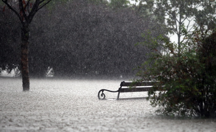 Zadar, 010912.
Nakon visemjesecne suse u Zadru se u subotu ujutro dogodio potop. Kisa je uz povremenu jaku grmljavinu pocela padati pred zoru, oko pet sati i jos nije prestala padati. Ogromne kolicine kise prekrile su prometnice na godinama poznatim kriti