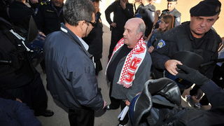 Zadar, 081112
Unatoc brojnim prosvjedima danas oko je oko 10h iz stana u zadarskoj cetvrti Arbanasi delozirana obitelj Vukic. Ulaz su svojim tijelima blokirali clanovi obitelji te njihovi prijatelji koje je policija bez otpora za ruke i noge odnijela u po Zadar, 081112
Unatoc brojnim prosvjedima danas oko je oko 10h iz stana u zadarskoj cetvrti Arbanasi delozirana obitelj Vukic. Ulaz su svojim tijelima blokirali clanovi obitelji te njihovi prijatelji koje je policija bez otpora za ruke i noge odnijela u po