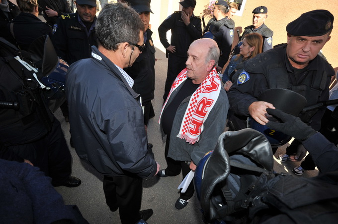 Zadar, 081112
Unatoc brojnim prosvjedima danas oko je oko 10h iz stana u zadarskoj cetvrti Arbanasi delozirana obitelj Vukic. Ulaz su svojim tijelima blokirali clanovi obitelji te njihovi prijatelji koje je policija bez otpora za ruke i noge odnijela u po Zadar, 081112
Unatoc brojnim prosvjedima danas oko je oko 10h iz stana u zadarskoj cetvrti Arbanasi delozirana obitelj Vukic. Ulaz su svojim tijelima blokirali clanovi obitelji te njihovi prijatelji koje je policija bez otpora za ruke i noge odnijela u po