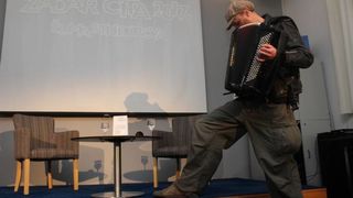 Nekoliko fotografija s književne večeri s Damirom Karakašem. Danas je poznat i priznat hrvatski autor, a nekad je preživljavao na ulicama Pariza svirajući harmoniku…(FOTO: gkzd.hr) Nekoliko fotografija s književne večeri s Damirom Karakašem. Danas je poznat i priznat hrvatski autor, a nekad je preživljavao na ulicama Pariza svirajući harmoniku…(FOTO: gkzd.hr)