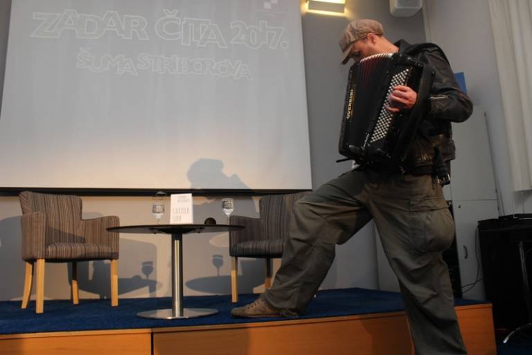 Nekoliko fotografija s književne večeri s Damirom Karakašem. Danas je poznat i priznat hrvatski autor, a nekad je preživljavao na ulicama Pariza svirajući harmoniku…(FOTO: gkzd.hr) Nekoliko fotografija s književne večeri s Damirom Karakašem. Danas je poznat i priznat hrvatski autor, a nekad je preživljavao na ulicama Pariza svirajući harmoniku…(FOTO: gkzd.hr)