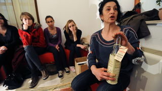 Zadar, 110313
Vjestina pletenja boca cuvenog zadarskog likera “Maraschino” ide u svijet: tri dana pletenje boca ce u Narodnom muzeju uciti studenti koji su u Zadar dosli iz Spanjolske, Poljske, Ceske, Latvije, Slovenije i Njemacke. Danas je bio prvi dan t