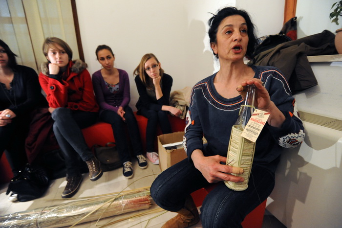 Zadar, 110313
Vjestina pletenja boca cuvenog zadarskog likera “Maraschino” ide u svijet: tri dana pletenje boca ce u Narodnom muzeju uciti studenti koji su u Zadar dosli iz Spanjolske, Poljske, Ceske, Latvije, Slovenije i Njemacke. Danas je bio prvi dan t