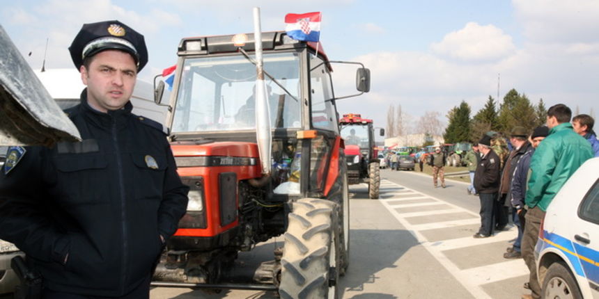 Vinkovci, 070310.
Seljaci koji su napravili blokadu traktorima juzne vinkovacke obilaznice krenuli su prema Vinkovcima. Zaustavljeni su nakon nekoliko stotina metara dolaskom interventne policije.
Na fotografiji: seljaci krecu traktorima prema Vinkovcima Vinkovci, 070310.
Seljaci koji su napravili blokadu traktorima juzne vinkovacke obilaznice krenuli su prema Vinkovcima. Zaustavljeni su nakon nekoliko stotina metara dolaskom interventne policije.
Na fotografiji: seljaci krecu traktorima prema Vinkovcima