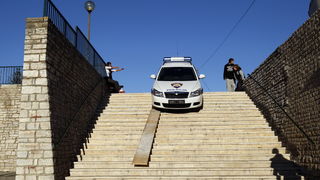 Zadar, 211211. 
Danas popodne oko 14 i 30 dogodila se neobicna prometna nesreca u kojoj je policijski automobil zavrsio na stepenicama dvorista Osnovne skole Krune Krstica u Arbanasima. Kako je doslo do toga znati ce se nakon ocevida, a koliko znamo nema