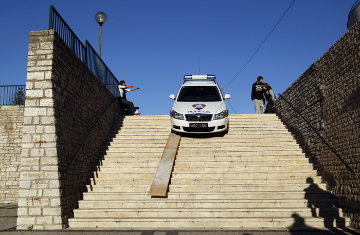 Zadar, 211211. 
Danas popodne oko 14 i 30 dogodila se neobicna prometna nesreca u kojoj je policijski automobil zavrsio na stepenicama dvorista Osnovne skole Krune Krstica u Arbanasima. Kako je doslo do toga znati ce se nakon ocevida, a koliko znamo nema